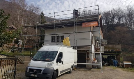 Rénovation d'un toit en tuiles mécaniques avec écran de sous toiture, remplacement et habillage des bandeaux en tôles acier laqué