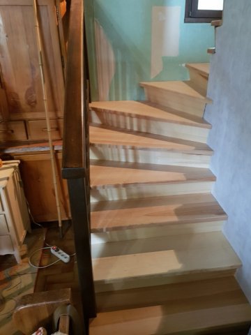 Escalier deux quarts tournants sur mesure en bois frêne blanc avec contremarches