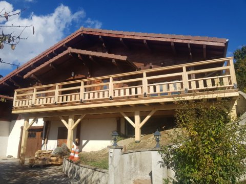 Grande Terrasse sur poteaux en mélèze réalisée près de Rumilly (Haute Savoie)