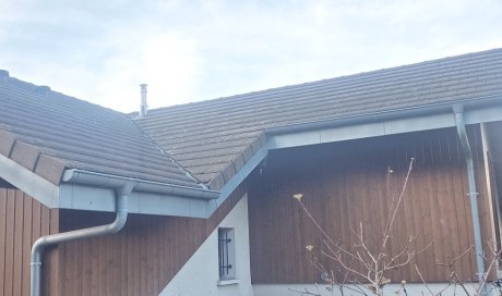 Extension de toiture avec charpente et couverture en tuiles + isolation sarking + création d'une quadruple fenêtre de toit à Tresserve (Savoie - 73)