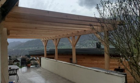 Construction d'une pergola XXL en bois Mélèze à Venthon près d'Albertville (Savoie - 73)