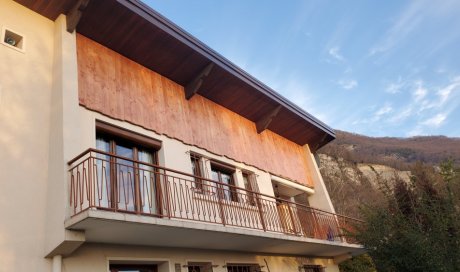 Habillages de bandeaux en acier laqué + Pose de bardage vertical en Pin Douglas à Verel Pragondran (Savoie - 73)