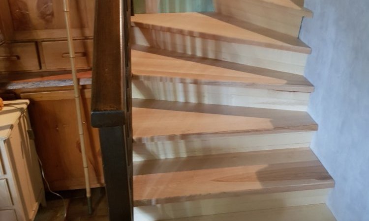 Escalier deux quarts tournants sur mesure en bois frêne blanc avec contremarches