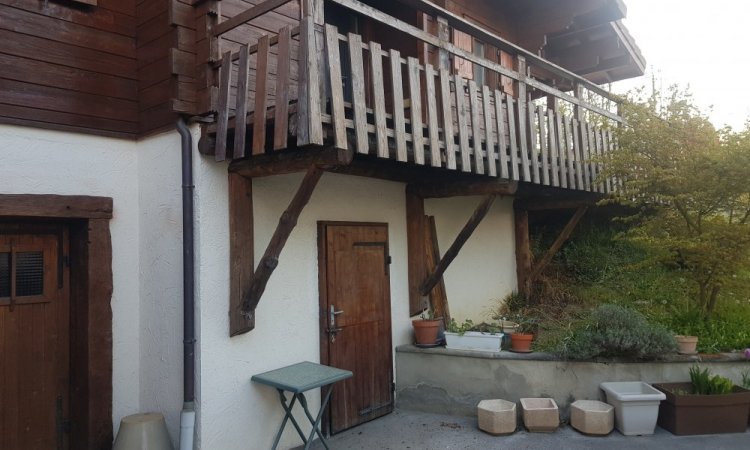 Rénovation et agrandissement d'une terrasse sur poteaux en mélèze près de Rumilly en Haute Savoie