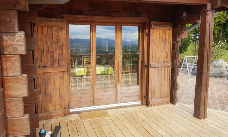 Rénovation et agrandissement d'une terrasse sur poteaux en mélèze près de Rumilly en Haute Savoie
