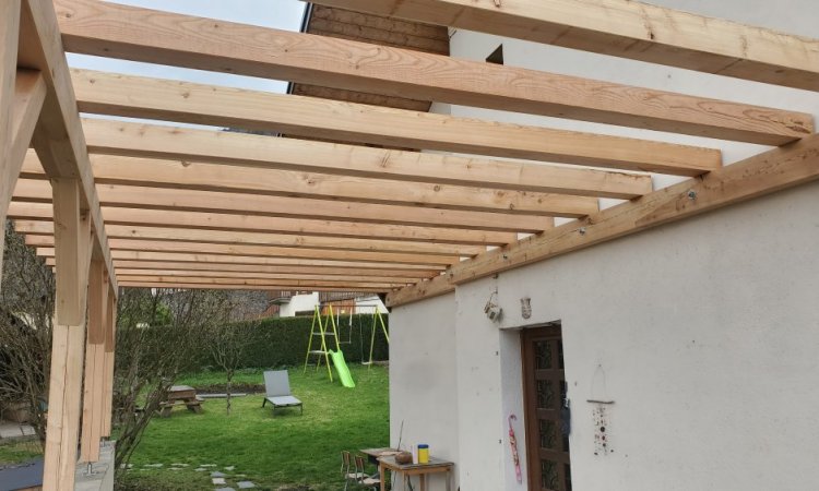 Construction d'une pergola XXL en bois Mélèze à Venthon près d'Albertville (Savoie - 73)
