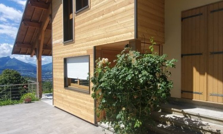 Rénovation thermique d'une façade - Isolation extérieure en laine de bois et remplacement des menuiseries bois à Verel Pragondran près de Chambéry (Savoie - 73)