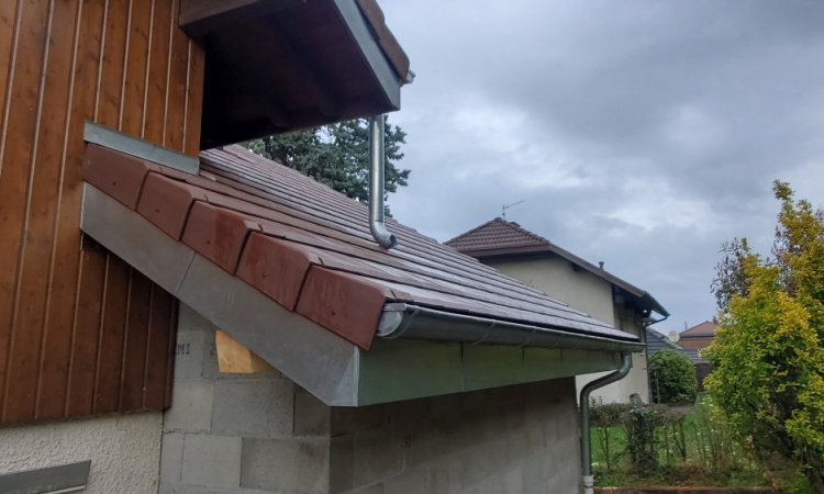 Extension de toiture avec charpente et couverture en tuiles + isolation sarking + création d'une quadruple fenêtre de toit à Tresserve (Savoie - 73)