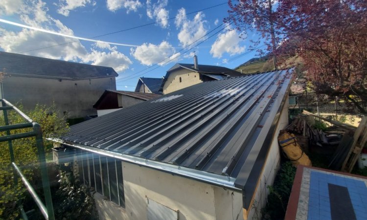 Réfection de la toiture d'un garage en bac acier et bac polycarbonate à St Alban Leysse (Savoie - 73)