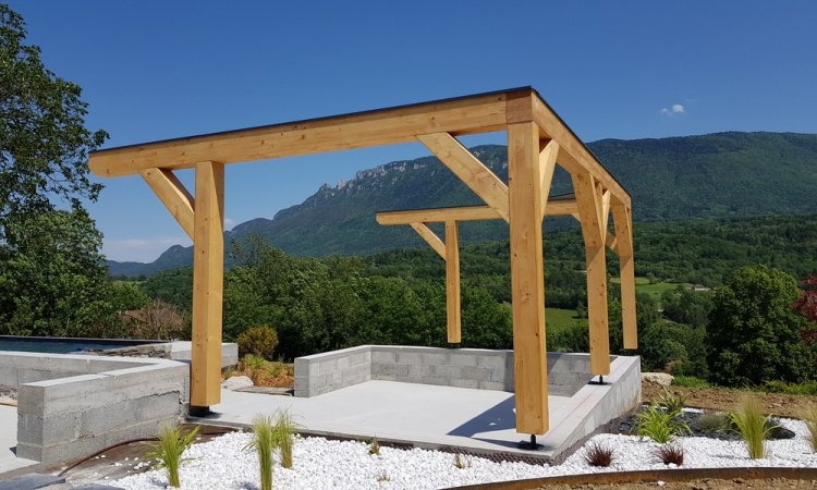 Pergola en bois pour aménagement d'un coin cosi / espace détente à Traize (Savoie - 73)