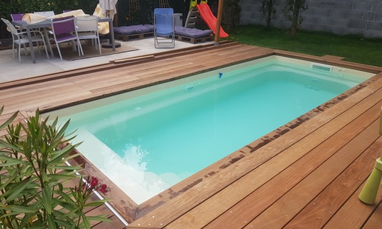 Habillage d'une structure mobile de piscine et plage de piscine en bois exotique à Meyzieu (Rhône - 69)